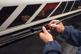 Seitenschweller Ansatz Cup Leisten passend für VW T6 schwarz Hochglanz