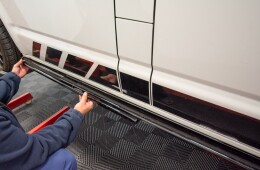 Seitenschweller Ansatz Cup Leisten passend für VW T6 schwarz Hochglanz