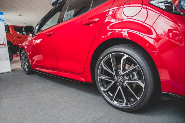 Seitenschweller Ansatz Cup Leisten passend für Toyota Corolla XII Hatchback Carbon Look