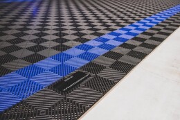 Modularer "MAXTON Floor"- Eckkantenfliese (Männliche Stifte)