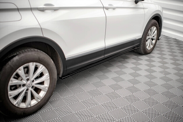 Seitenschweller Ansatz Cup Leisten passend für VW Tiguan Mk2 schwarz Hochglanz