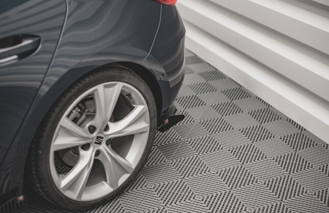 Street Pro Heck Ansatz Diffusor + Flaps passend für Seat Leon FR Hatchback Mk4 schwarz-rot+ Hochglanz Flaps