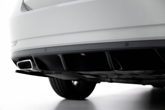 Heck Ansatz Diffusor V.1 passend für Skoda Superb Liftback / Combi Mk3 schwarz Hochglanz