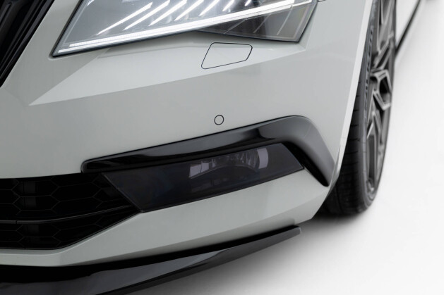 Airintakes Leuchten Rahmen passend für Skoda Superb Liftback / Combi Mk3 schwarz Hochglanz